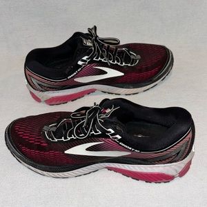 Brooks Ghost women’s black and pink running sneaker size 9.5 wide